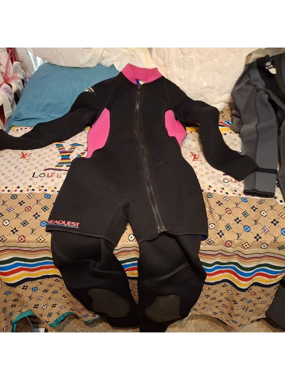 Sea Quest Wet suit women's sz 9-10 black pink blue